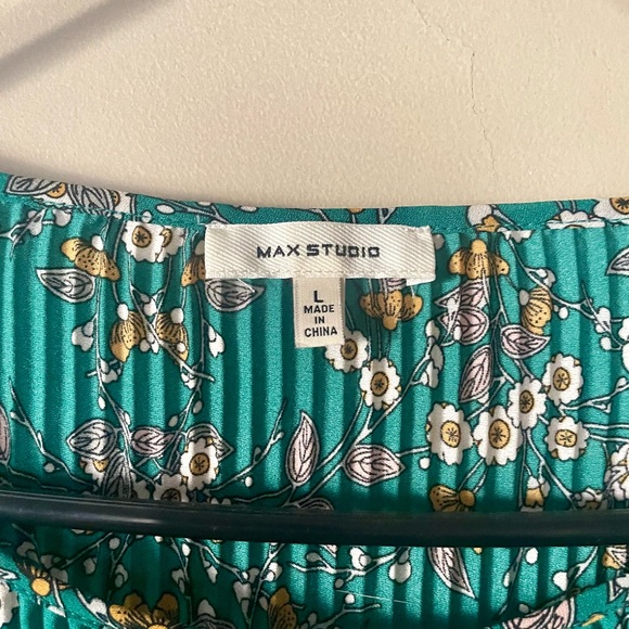 Max Studio Green Floral Top - Picture 4 of 6